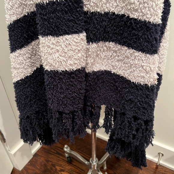 Barefoot Dreams shawl - Picture 4 of 6